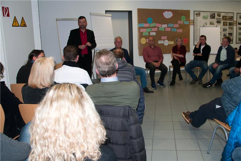 Der Ortschaftsrat verzeichnete beim ersten Bürgerforum in Hopfau reges Interesse. Eine jährliche Wiederholung ist gewünscht.Bild: Margita Manz