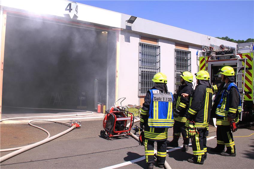 Der Rauch zieht es aus dem Gebäude, das Feuer hatte die Wehr schnell im Griff. Bild: Jürgen A. Klemenz