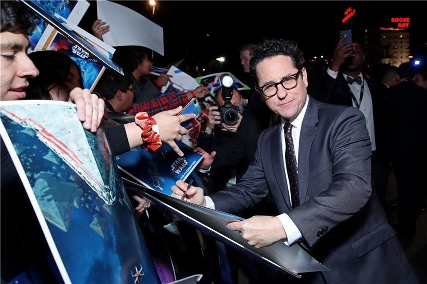 Der Regisseur J.J. Abrams gibt vor der Premiere des neuen Films Autogramme. Foto: Rich Fury/Getty Images/afp
