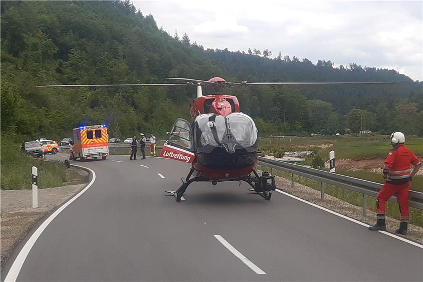 Der Rettungshubschrauber brachte eine am Samstag im Glatttal verunglückte Motorradfahrerin in eine Klinik. Bild: Manuel Fuchs