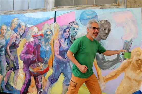 Der Rottenburger Künstler Michael Plaetschke vor seinem unabgeschlossenen Gemälde „Schlage die Trommel“, Seite an Seite mit dem Fackelträger.Bild: Fred Keicher