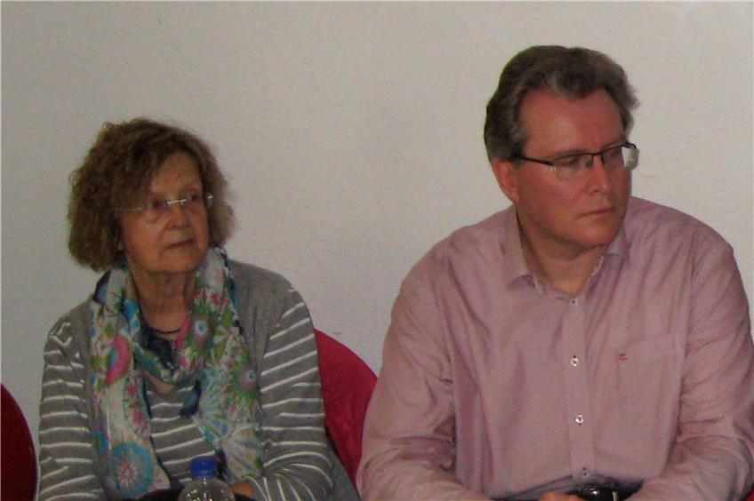 Der SPD-Ortsverein mit Thomas Mattes (Zweiter von links), Viviana Weschenmoser (Zweite von rechts) und Kreisvorsitzender Gerhard Gaiser hatte mit Stefan Rebmann einen echten Experten bei der Flüchtlingsfrage eingeladen. Bild: wib