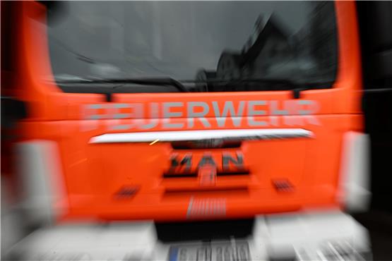 Der Schriftzug Feuerwehr ist auf einem Einsatzfahrzeug der Feuerwehr angebracht. Foto: Bernd Weißbrod/dpa/Symbolbild