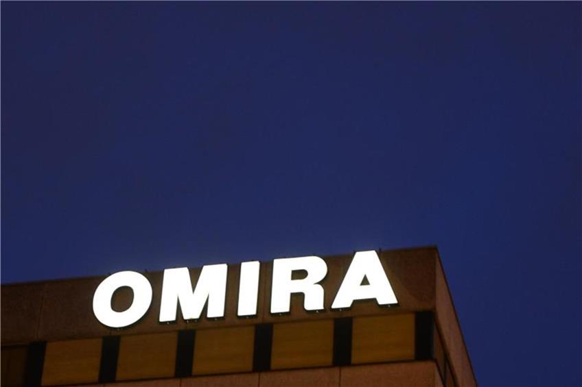 Der Schriftzug Omira leuchtet an einem Gebäude der Molkerei. Foto: Felix Kästle/Archiv dpa/lsw