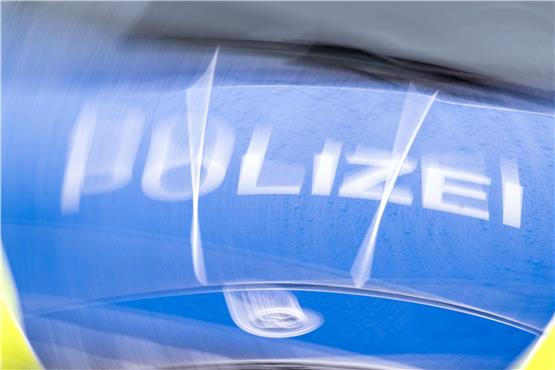 Der Schriftzug „Polizei“ auf der Kühlerhaube eines Autos. Foto: Soeren Stache/dpa