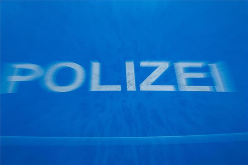 Der Schriftzug «Polizei» auf der Motorhaube eines Funkstreifenwagens. Foto: Jens Büttner/Archiv dpa/lsw