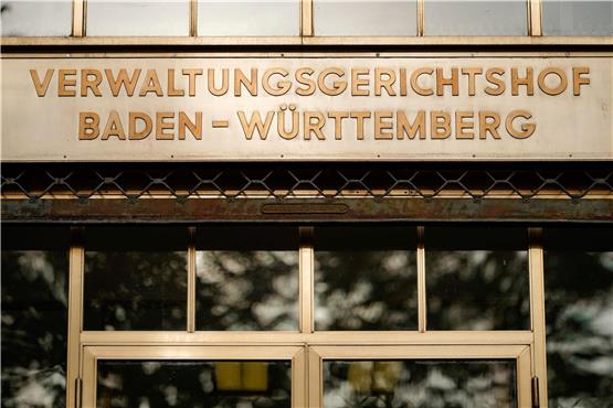 Der Schriftzug „Verwaltungsgerichtshof Baden-Württemberg“ steht über dem Eingang. Foto: Uwe Anspach/dpa/Symbolbild