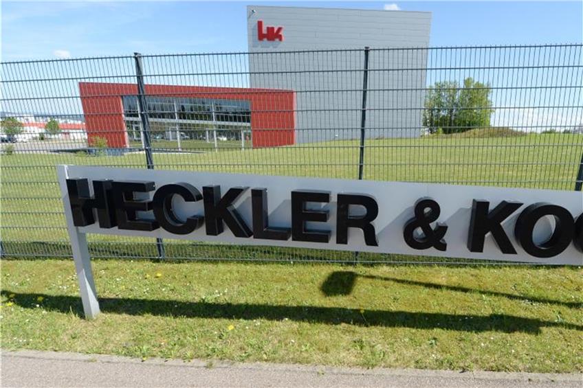 Der Schriftzug des Waffenproduzenten Heckler und Koch steht vor der Firmenzentrale. Foto: Bernd Weissbrod/Archiv dpa/lsw