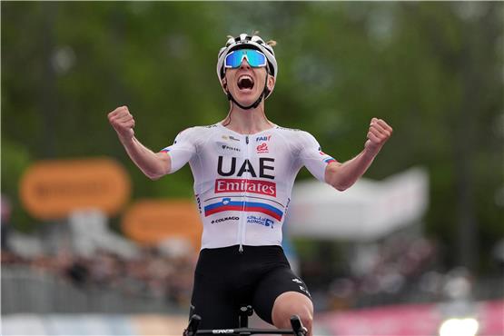 Der Slowene Tadej Pogacar (UAE Team Emirates) feiert seinen Sieg auf der zweiten Etappe des Giro d‘Italia von San Francesco al Campo nach Santuario di Oropa.  Foto: Massimo Paolone/LaPresse/AP/dpa