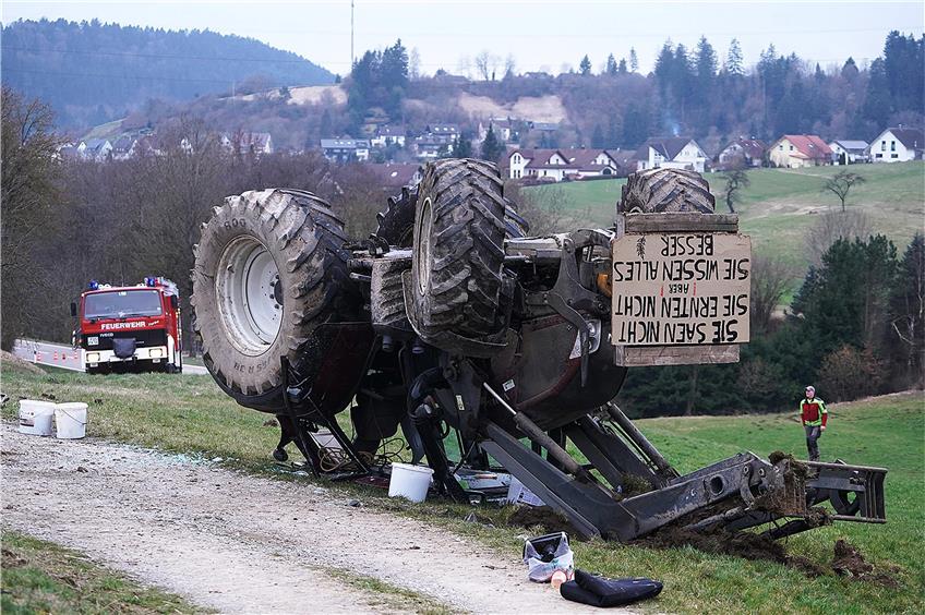 Der Traktor hatte sich am Montagnachmittag auf der K 4700 zwischen Schopfloch und Glatten überschlagen. Bild: Karl-Heinz Kuball