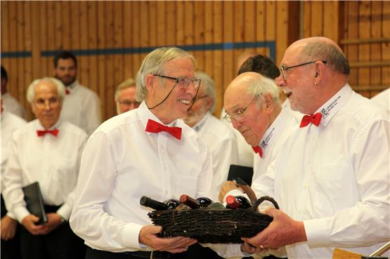 Der Vorsitzende des Liederkranzes Thomas Fischer (rechts) ehrte Volker Kirsch für 30-jährige aktive Sängerschaft. Privatbild