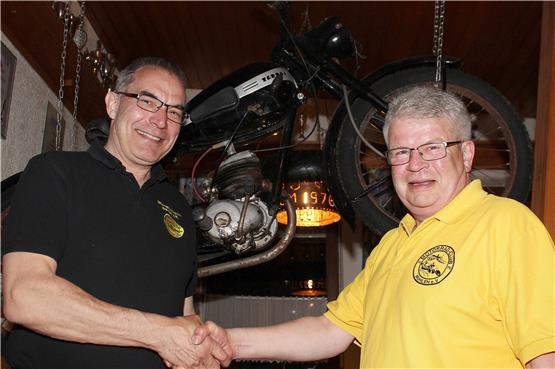 Der Vorsitzende des Mühlener Motorradclubs Ottmar Kneißler (rechts) ehrte Tilo Weingärtner, der seit 25 Jahren Mitglied beim Motorradverein ist mit einer Urkunde. Bild: lpe