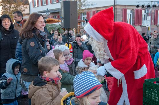 Der Weihnachtsmann und Knecht Ruprecht hatten alle Hände voll zu tun, um über 800 Säckchen an die wartenden Kinder zu verteilen. Bild: Margita Manz