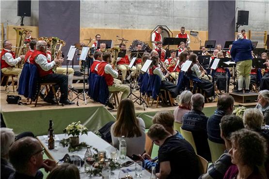 Der Wendelsheimer Musikverein spielte sein Jahreskonzert in einer voll besetzten Halle. Bild: Andreas Straub