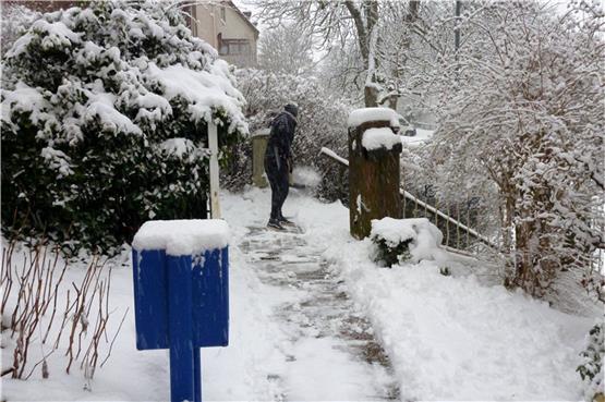 Der Wintereinbruch in Freudenstadt ließ überall die Bürger zur Schneeschaufel greifen. Gehwege, Garagenzufahren, Treppen und Durchgänge mussten freigeschippt werden.