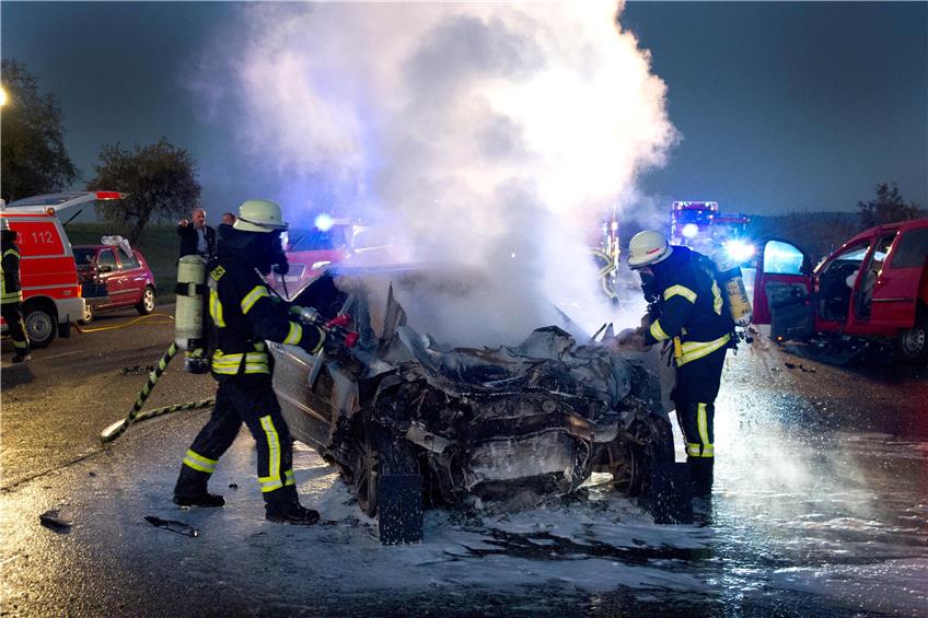 Der brennende Mercedes wurde von der Mössinger Feuerwehr gelöscht. Bild: Franke