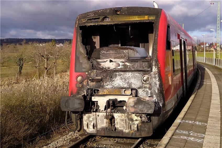 Der durch das Feuer schwer beschädigte Triebwagen der Ammertalbahn. Bild: Jonas Heim