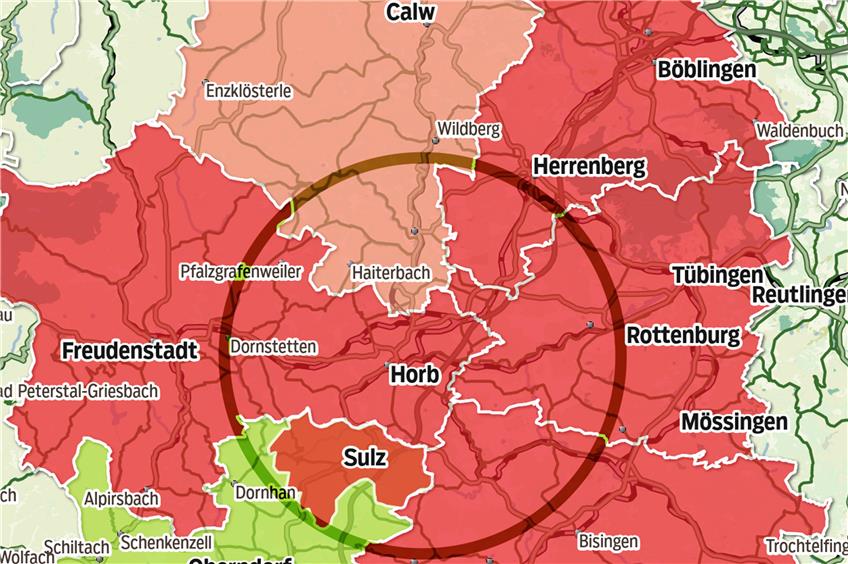 Der eingezeichnete Kreis umfasst Orte, die von Horb aus in ungefähr 20 Minuten Autofahrt erreichbar sind. Rot markiert sind die Landkreise Freudenstadt, Böblingen, Tübingen und Zollernalb sowie die Stadt Sulz, die dementieren, einen Swingerclub genehmigt zu haben. Im Landkreis Calw (hellrot) ist man sich auch schon „sehr sicher“ darüber. Die grüne Fläche ist der Landkreis Rottweil, der die Anfrage der SÜDWEST PRESSE noch nicht beantwortet hat. Die Städte Oberndorf und Vöhringen verneinten die Anfrage kurz vor Redaktionsschluss.Grafik: Uhland2