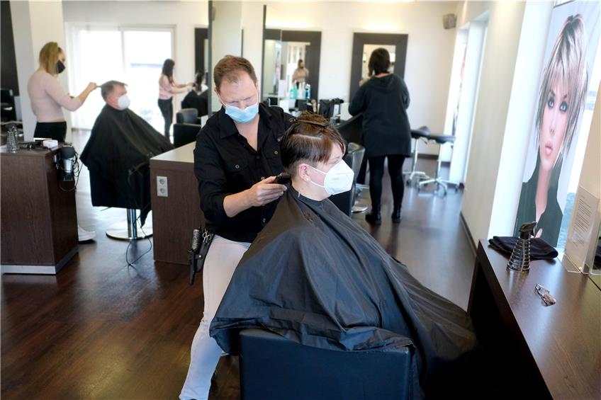 Der erste Arbeitstag nach zweieinhalb Monaten Lockdown: Benny Tondera, Inhaber des Mössinger Salons „Tondera-Hairteam“, freut sich, dass er wieder arbeiten darf. Bild: Uli Rippmann
