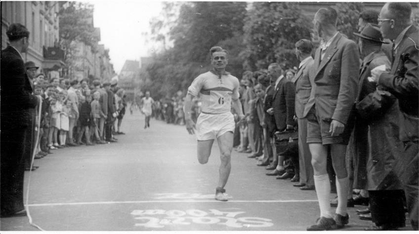 Der erste Stadtlauf nach dem Zweiten Weltkrieg war gleich ein „Großstadtlauf“. Start und Zieleinlauf waren wie heute in der Wilhelmstraße, Sieger der Staffel wurde die Reutlinger Stadtmannschaft.