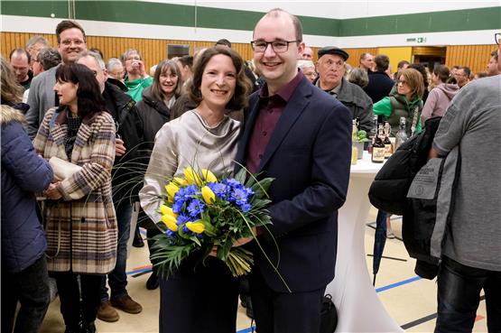 Der glückliche Sieger Simon Wagner ist neuer Bürgermeister mit seiner Partnerin Katharina Kraus. Bild: Uli Rippmann