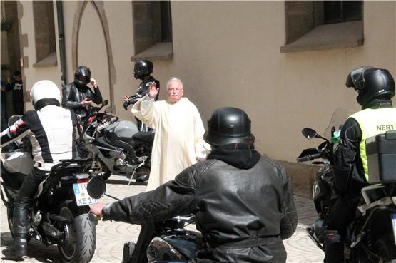 Der „größte Weihwasserkessel der Diözese“ war gerade ausreichend: Diakon Wolfgang Urban segnete am Samstag zahlreiche Motorräder. Bild: Fred Keicher