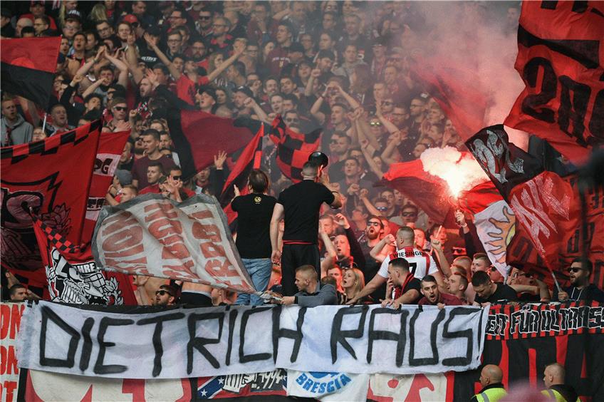 Der harte Kern der VfB-Fans scheint sich einig: Schuld an der sportlichen Misere hat auch Präsident Wolfgang Dietrich. Foto: Marijan Murat/dpa
