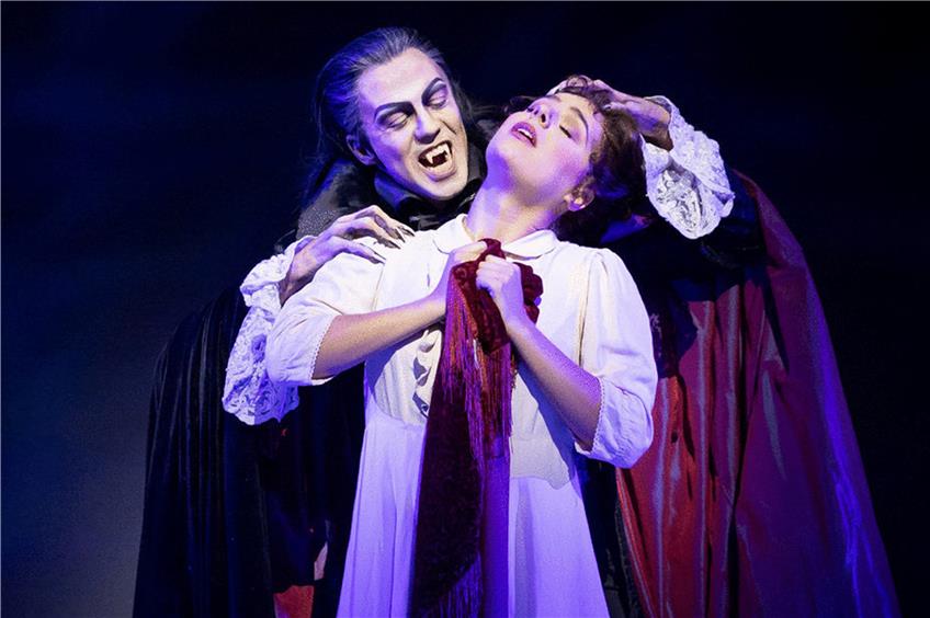 Der mächtige Vampir Graf von Krolock (Filippo Strocchi) zieht Sarah (Diana Schnierer) in seinen Bann. Foto: Fotos: Stage Entertainment/Jan Potente
