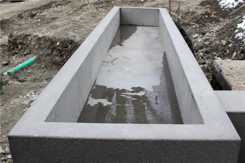 Der neue Brunnen besteht aus grau-braun eingefärbtem Beton.