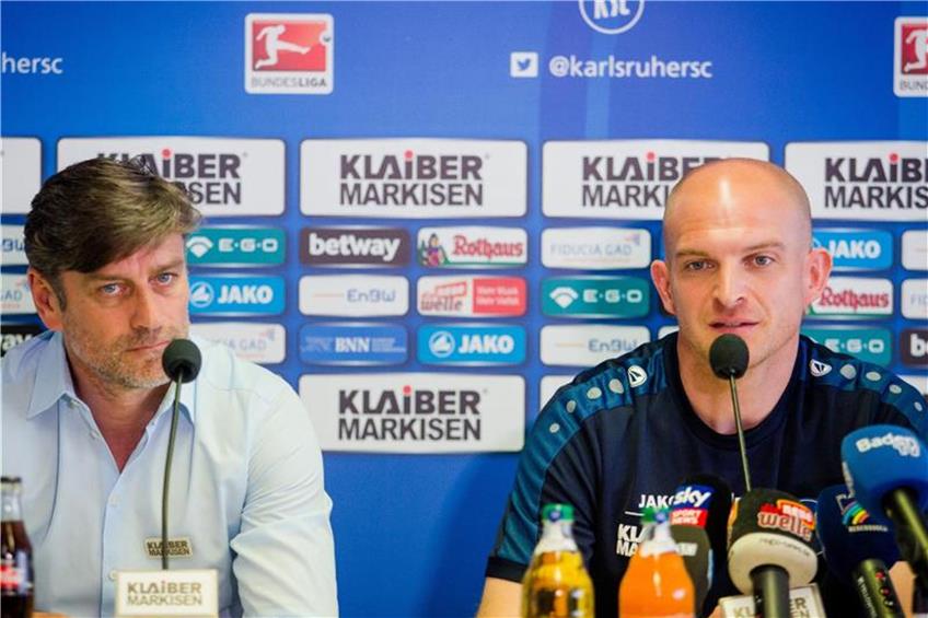 Der neue Cheftrainer Marc-Patrick Meister (r.) neben Oliver Kreuzer. Foto: Christoph Schmidt dpa