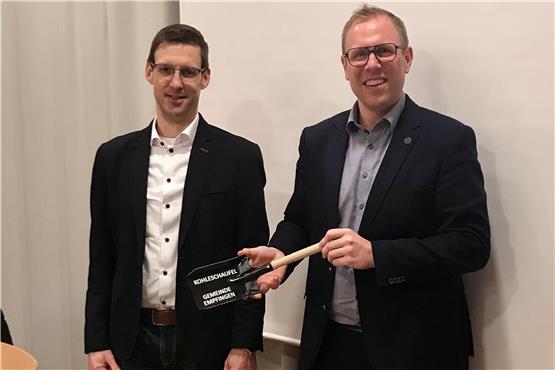 Der neue Kämmerer Tobias Wannenmacher (links) erhält von Bürgermeister Ferdinand Truffner eine Kohleschaufel. Bilder: Privat/Gemeinde Empfingen