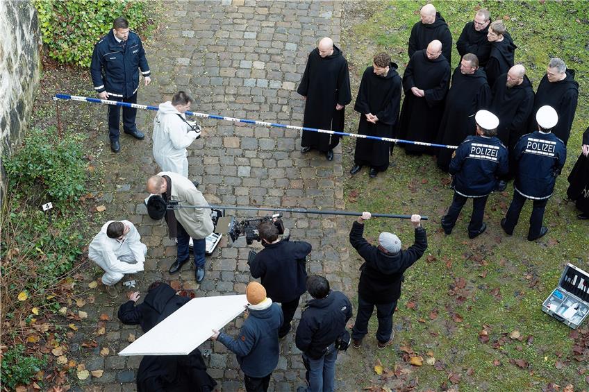 Der tote Pater Paulus liegt am Boden und wird von Kriminaldirektor Michael Kaiser (Karl Kranzkowski) und Komparsen begutachtet. Bilder: Metz