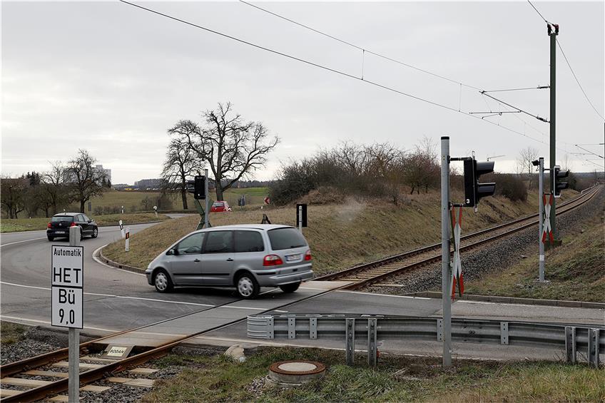 Der unübersichtliche Bahnübergang an der L3355 zwischen Horb und Talheim durch eine Brücke ersetzt. Archivbild: Karl-Heinz Kuball