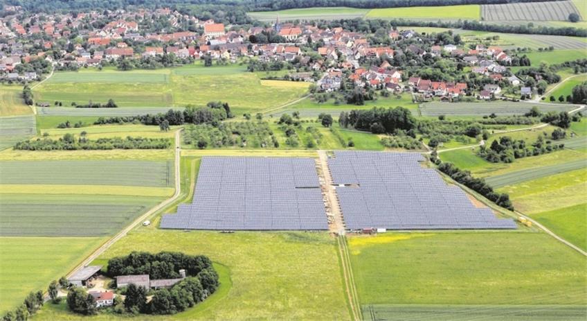 Der von den beiden Städten Tübingen und Horb betriebene Solarpark „Reute“ in Nordstetten ist das größte Sonnenkraftwerk in der Region. Die einen sehen darin die glänzende Zukunft der Energieversorgung, die anderen nur einen Irrweg, der den Strom unnötig verteuert. Archivbild: Kuball