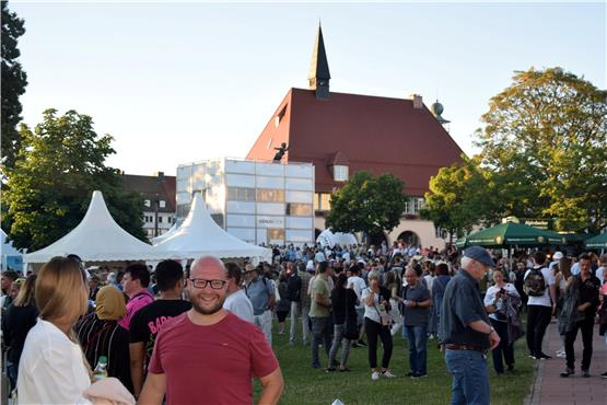 Deutschlands größter Marktplatz war am Samstagabend die ideale Kulisse für ein Sommernachtsfest mit tausenden Besuchern. Bilder: Monika Schwarz