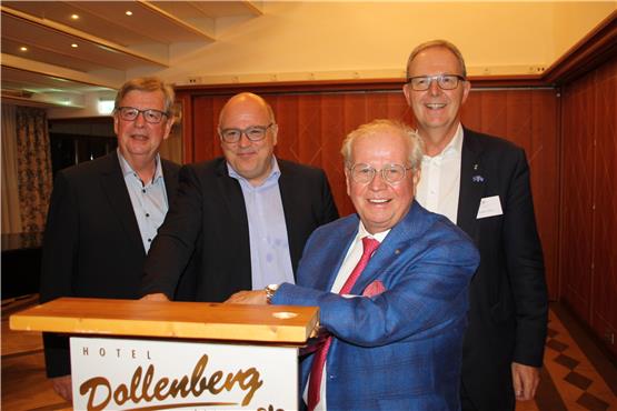 Dialog der starken Worte am Dollenberg, von links: Willi Stächele, Steffen Kampeter, Axel Voss und Hotelier Meinrad Schmiederer. Bild: Hannes Kuhnert