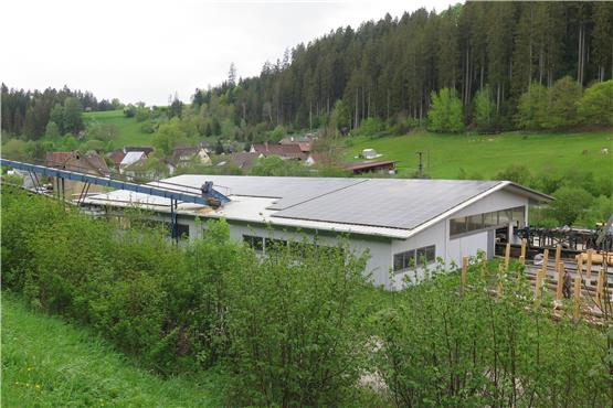 Die Anlage auf dem Sägewerk Frey in Waldachtal betreibt die Bürger-Energie Schwarzwald seit 2020. Sie liefert in der Spitze 313 Kilowatt Leistung und ist mit einem Jahresertrag von 285.000 Kilowattstunden Energie kalkuliert. Bild: Bürger-Energie Schwarzwald