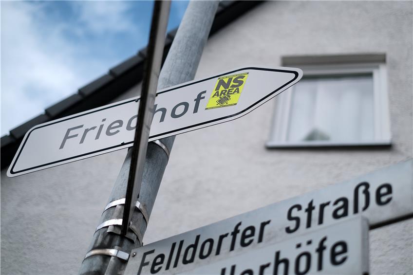 Die Aufkleber wurden in der Felldorfer Straße verteilt.Bild: Mathias Huckert