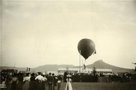 Die Aufnahme entstand 1907 bei der großen „Jubiläums-Gewerbe-Ausstellung“ des Hechinger Gewerbevereins und zeigt eine Gasballon-Auffahrt mit Luftschiffer Paul Spiegel. Vorlage: Hohenzollerisches Landesmuseum.