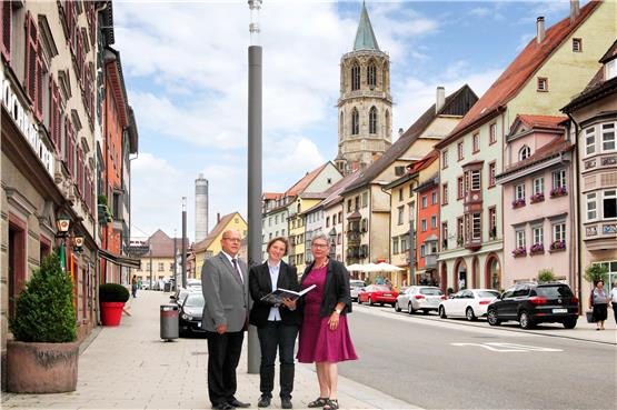 Die Aufnahme zeigt die „Hauptakteure“ (von links): Kreisarchivar Bernhard Rüth, Dr. Katharina Herrmann und Dr. Ulrike Plate in der Hochbrücktorstraße in Rottweil (mit Kapellenturm und ThyssenKrupp-Testturm). Privatbild
