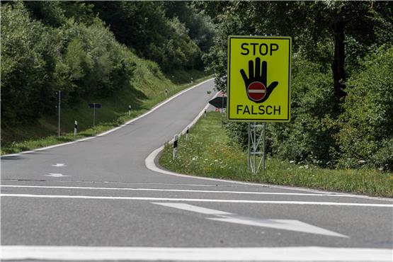 Die Ausfahrt Lorch/Ost an der B29 bei einem Pilotprojekt, um Falschfahrer zu warnen, in die falsche Richtung auf eine Straße aufzufahren. Foto: Daniel Maurer/dpa