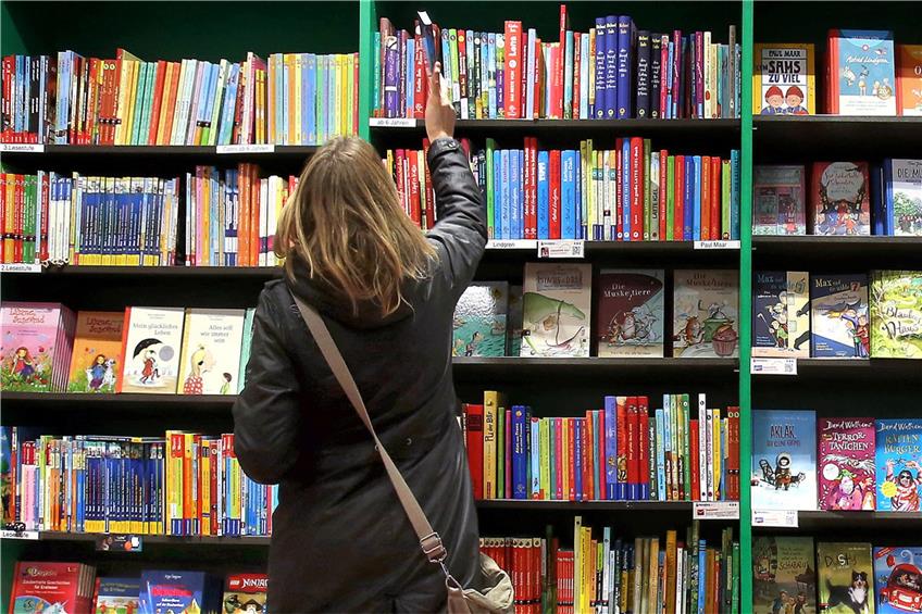 Die Auswahl ist groß, die Buchhändler beraten bis zum Umfallen – beziehungsweise bis Heiligabend: Eine Bücherwand bei Osiander. Bild: Sommer