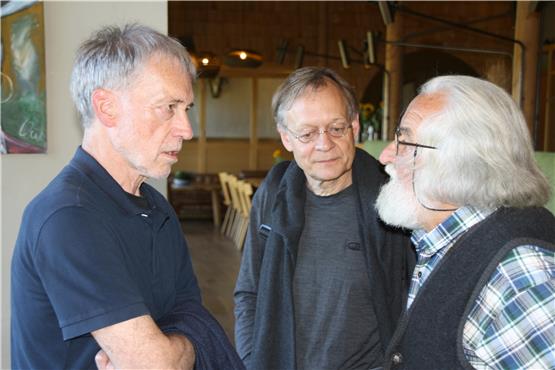 Die Autoren Autor Urs Faes und Walle Sayer (von links) im Gespräch mit Ruhestandsförster Walter Trefz.