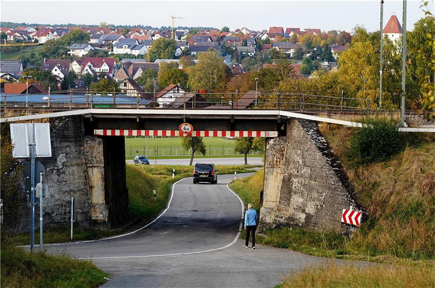 Die Bahnbrücke in Eutingen an der Kreisstraße Richtung Mühlen. Archivbild: Kuball