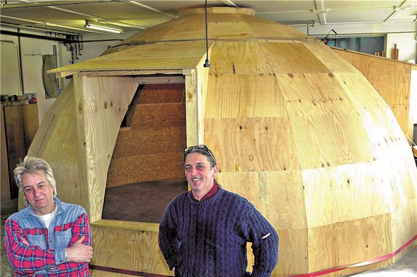 Die Brüder Eckbert und Klaus Brendle (rechts) im Jahr 2011 vor einem Sechs-Meter-Dom. Eckbert Brendle hat zwei dieser Dome auf seinem Grundstück in Kanada aufgebaut. Einer entsteht nun im Campus.Archivbild: Kuball