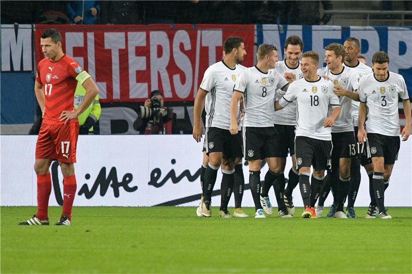 Die Deutschen Sami Khedira (hinten, von links nach rechts), Toni Kroos, Mats Hummels, Joshua Kimmich, Thomas Müller, Jerome Boateng und Jonas Hector feiern den Treffer zum 2:0. Foto: dpa