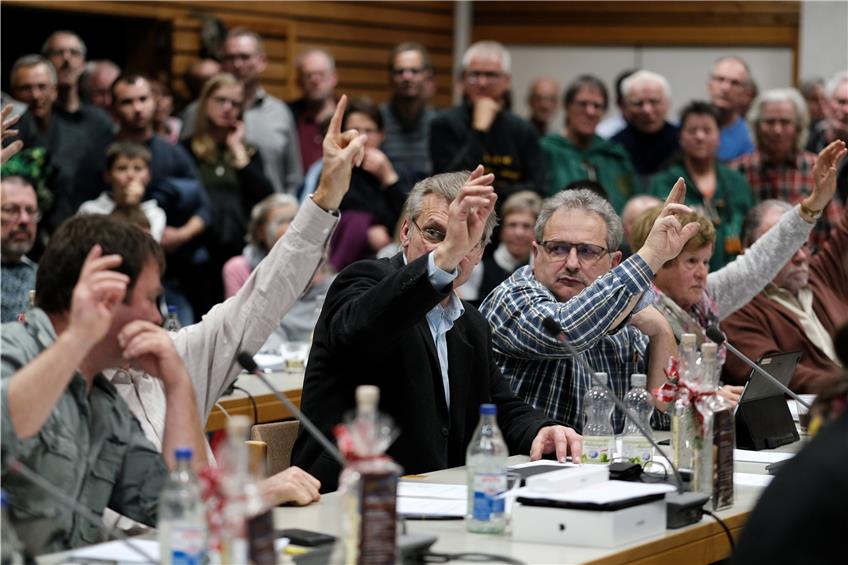 Die Diskussion und Abstimmung im Gemeinderat wurde von rund 100 Zuhörern– meist Anhänger der Ahldorfer BI – verfolgt. Bilder: Mathias Huckert