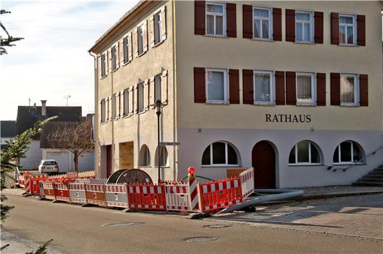 Die Dorfmitte samt Rathaus wird derzeit an die „GäuWärme“ angeschlossen. Bild: Hermann Nesch