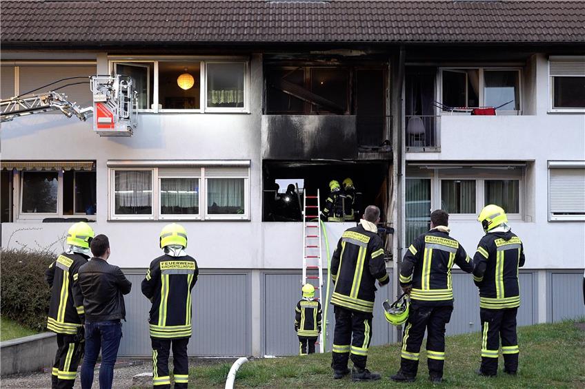 Die Einsatzkräfte retten Bewohner/innen aus dem Gebäude. Bild: 7aktuell.de/Hald