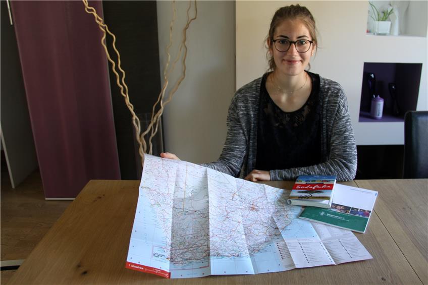 Die Eltern haben Louisa Kurtz für den ab November bevorstehenden Dienst in Südafrika einen Reiseführer geschenkt. Bild: Cristina Priotto